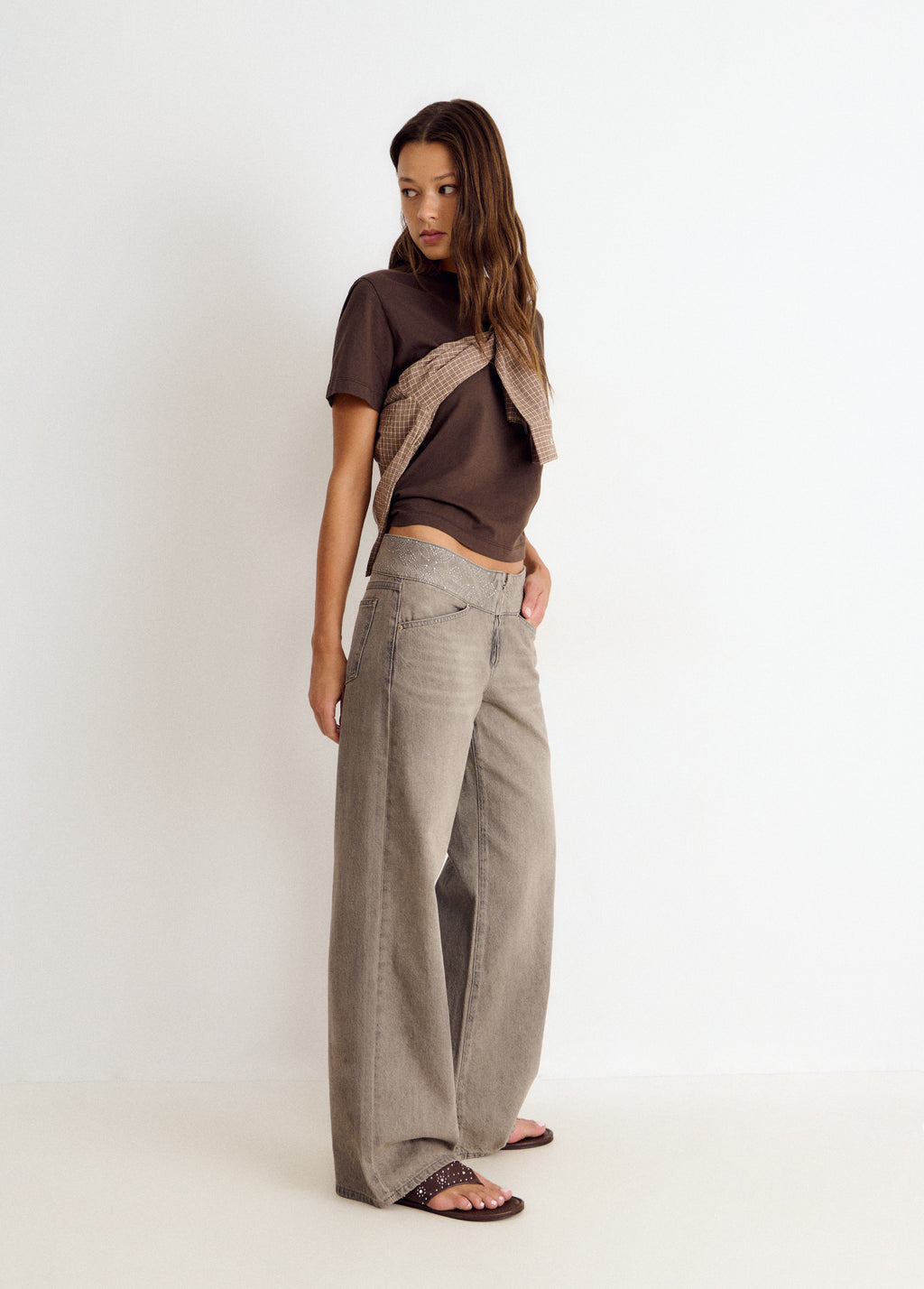 Jeans met brede tailleband en studs