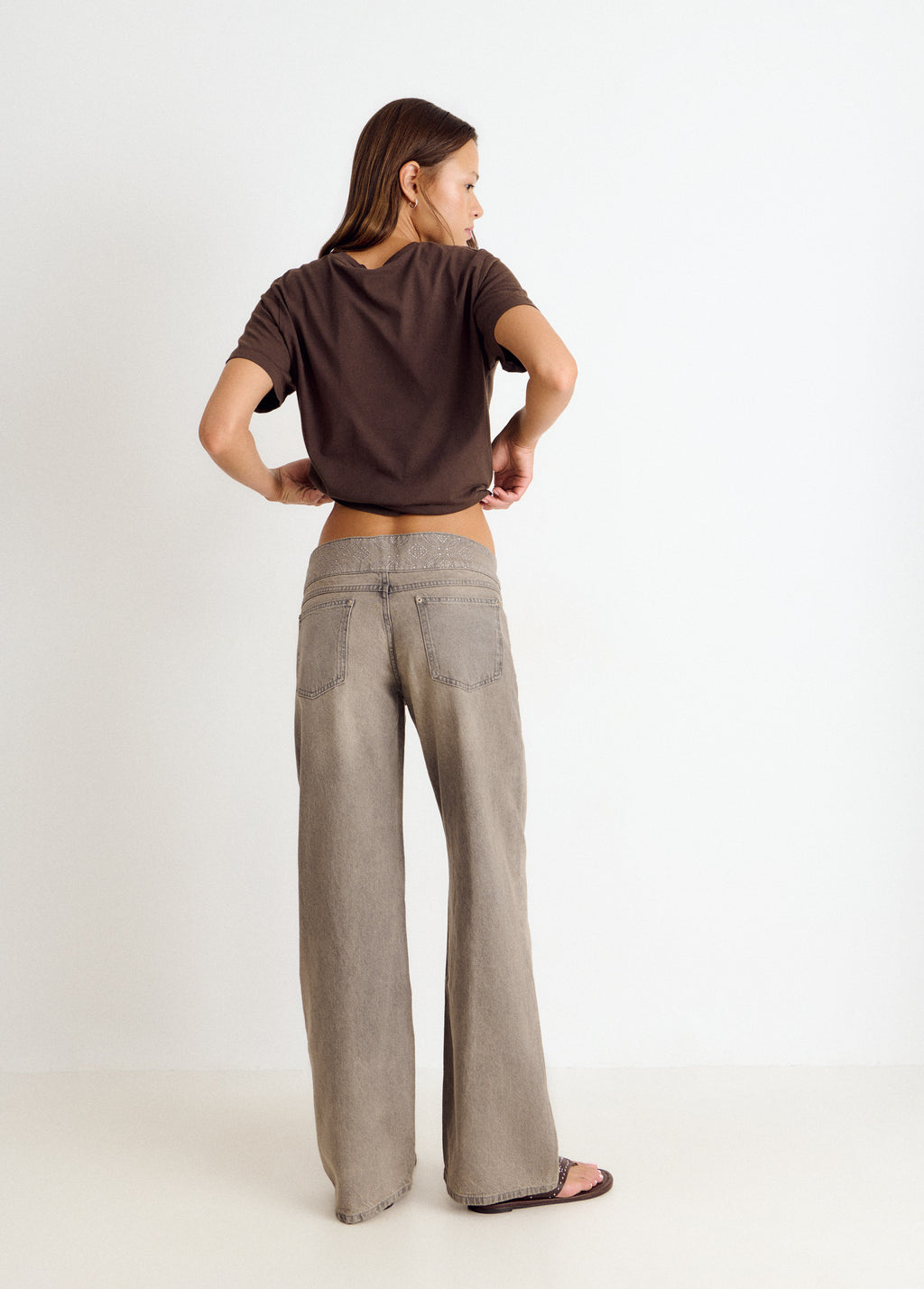 Jeans met brede tailleband en studs