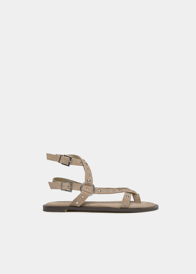 Flat sandals with ring straps