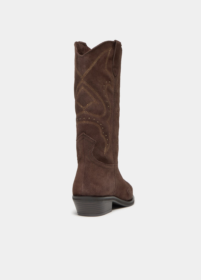 Cowboy boots with suede pieces