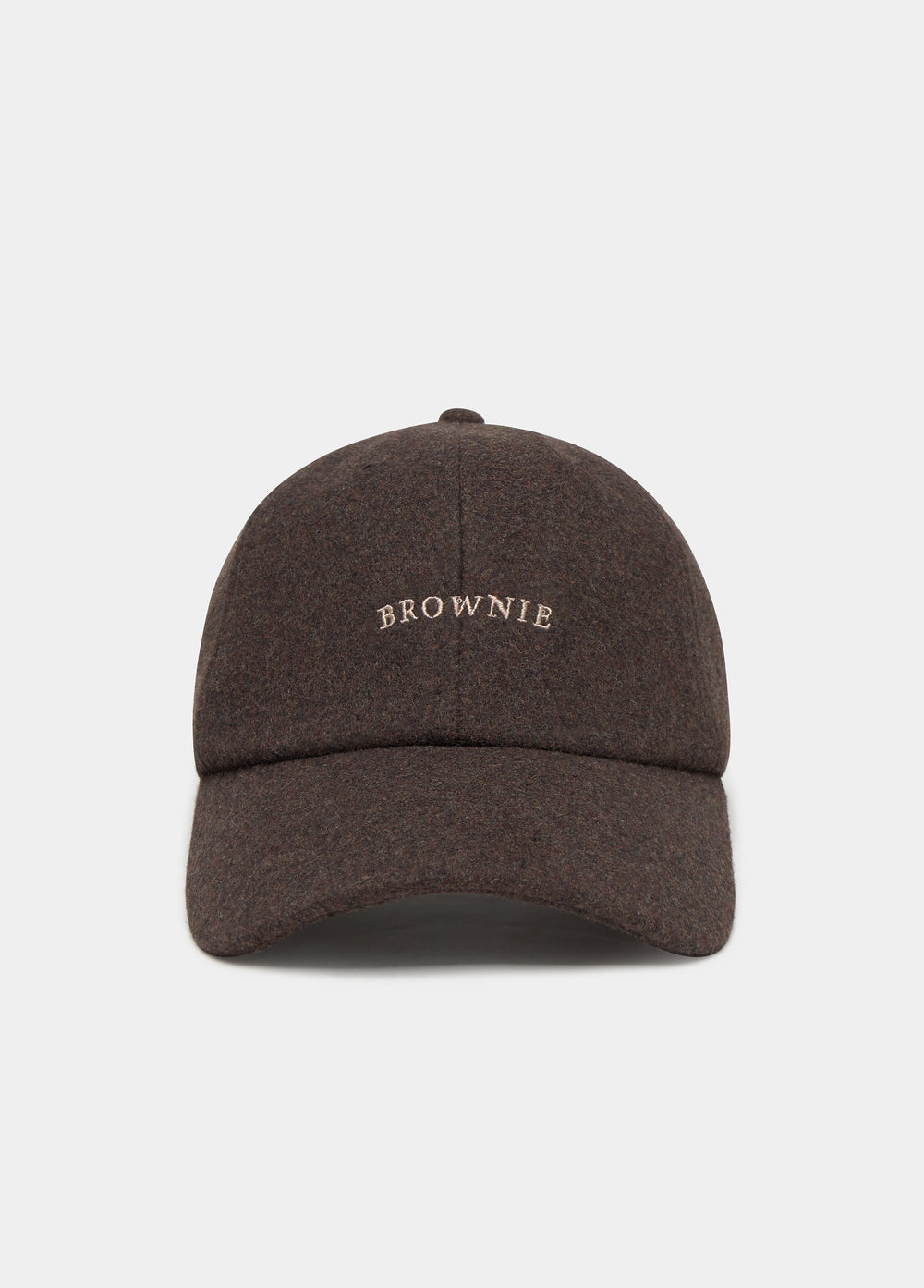 Gorra de fieltro marrón con bordado frontal vista sobre modelo