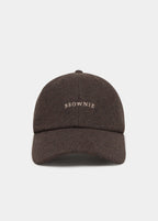 Gorra de fieltro marrón con bordado frontal vista sobre modelo