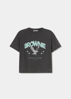 Camiseta antracita con estampado de alas glitter y letras desgastadas luciendo su caída relajada