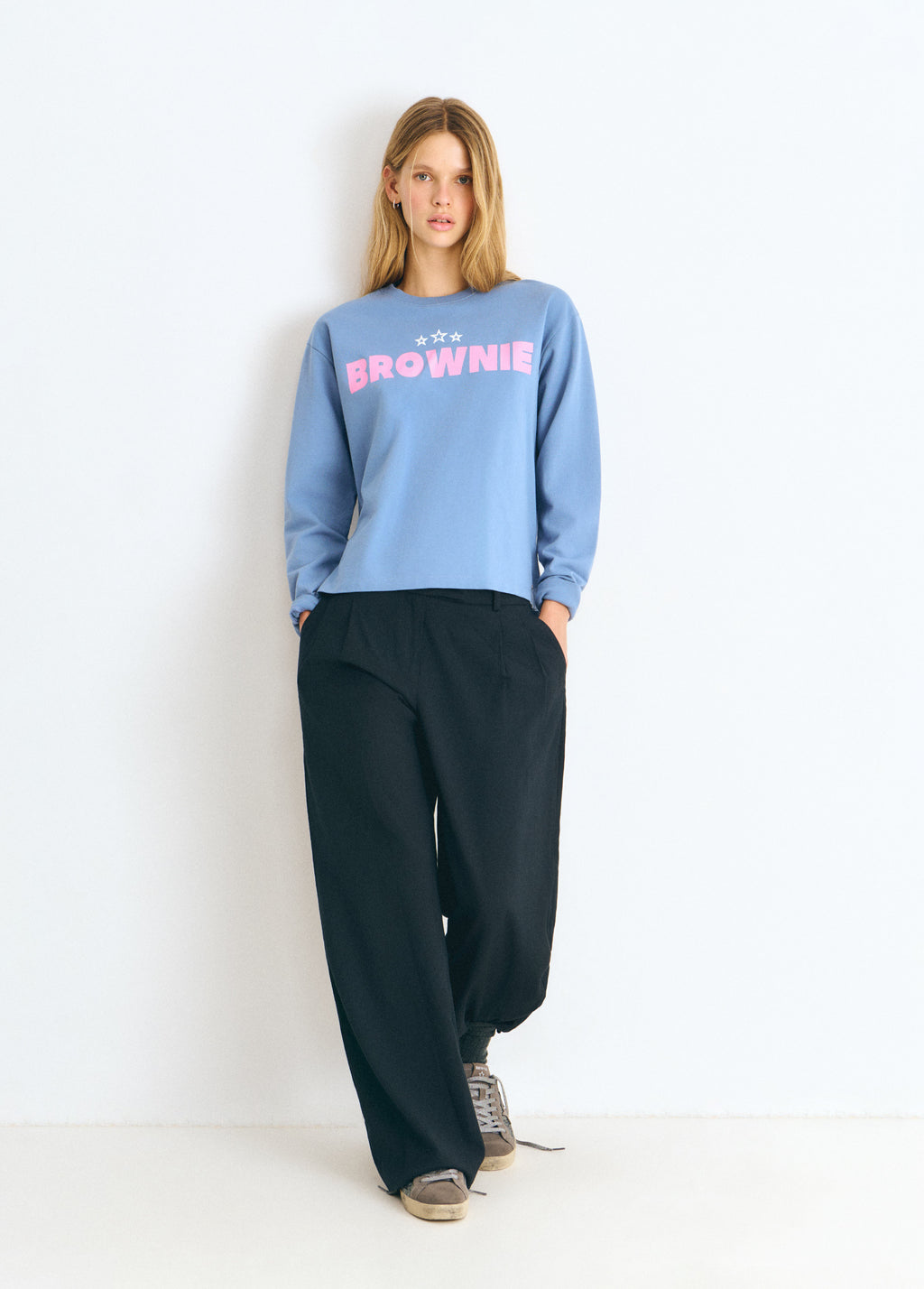 Sudadera azul de manga larga con estampado rosa de estrellas y texto en el pecho