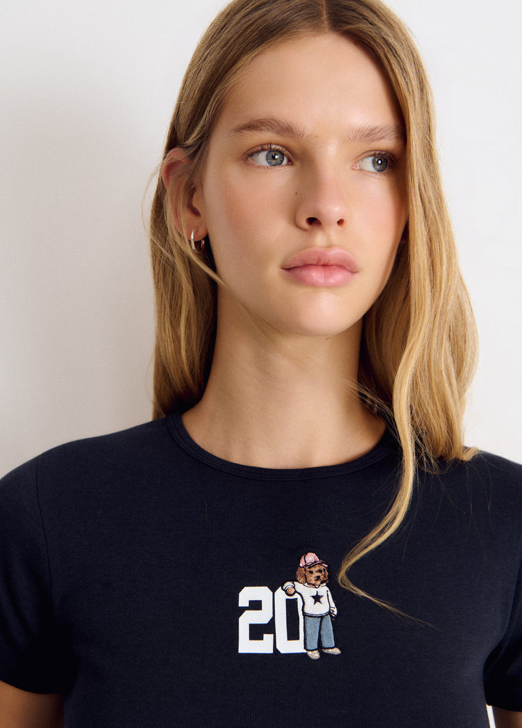 T-shirt con ricamo di un cane
