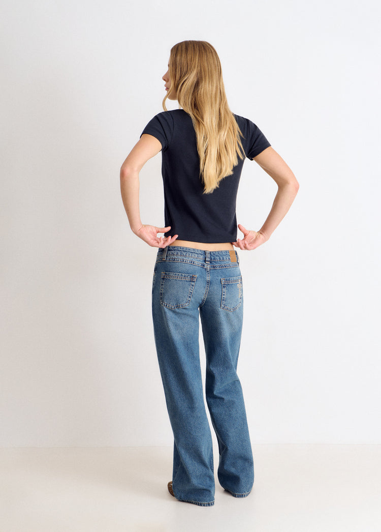T-shirt con ricamo di un cane