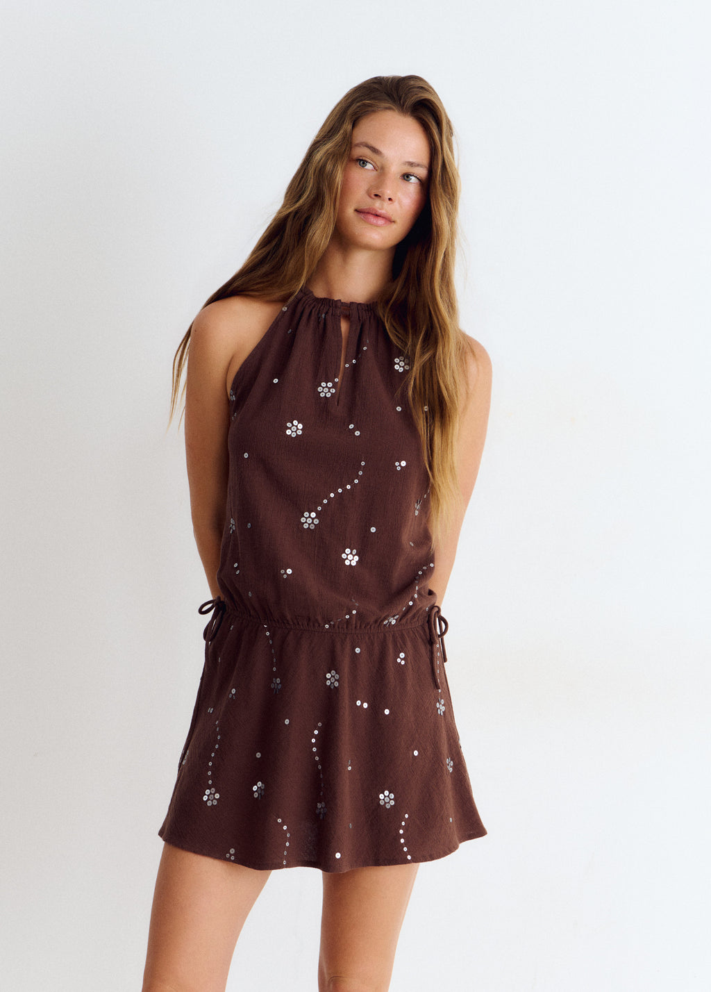 Robe halter à sequins