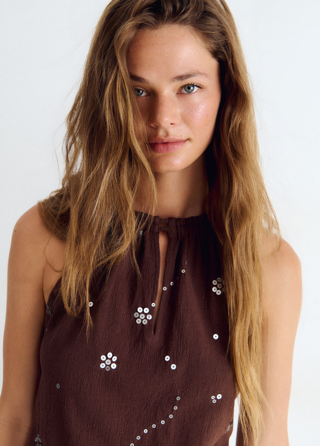 Robe halter à sequins