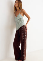 Pantalón fluido de color chocolate con detalle de lentejuelas en el lateral