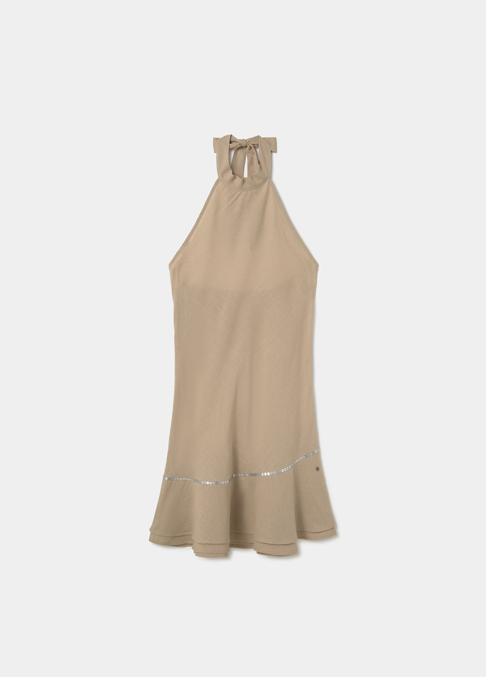 Vestido corto asimétrico de cuello drapeado en tono camel luciendo su caída fluida