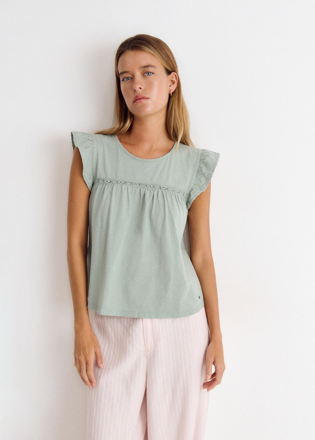 Camiseta volante y puntilla