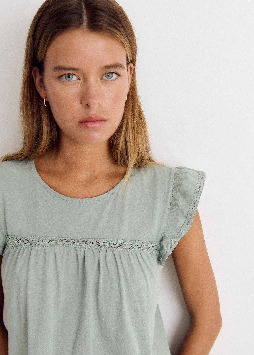 Camiseta volante y puntilla
