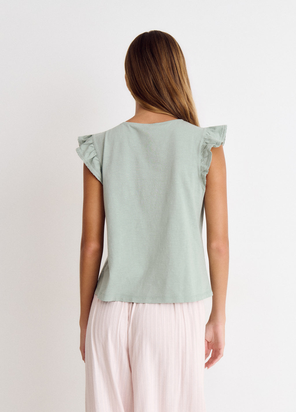 Camiseta volante y puntilla