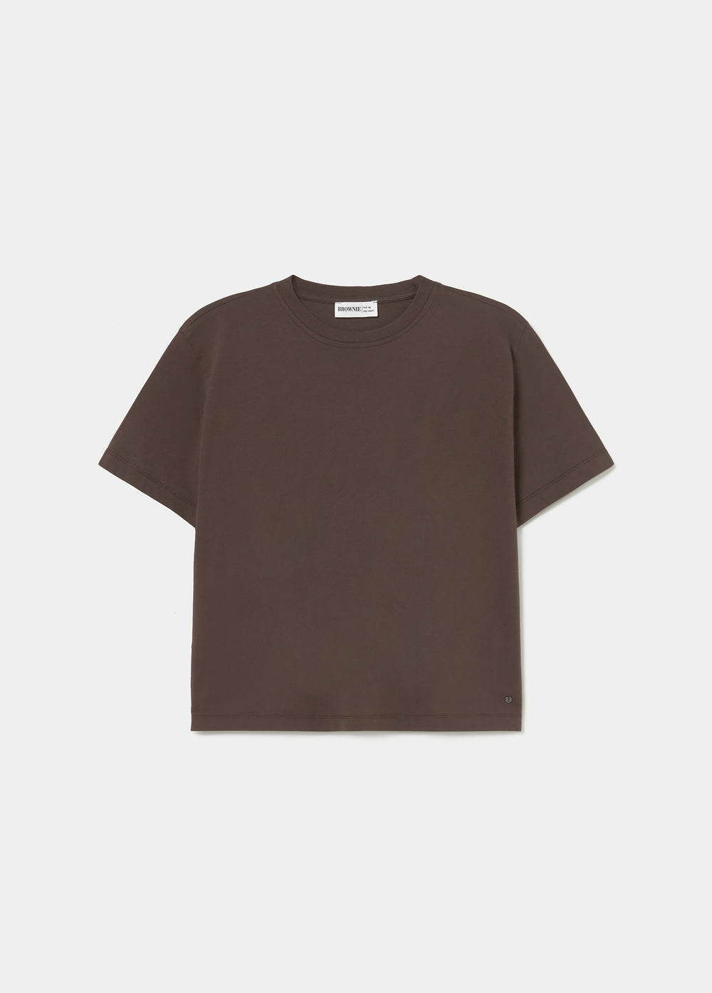 Camiseta de manga corta en tono marrón vista frontal sobre modelo
