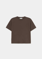 Camiseta de manga corta en tono marrón vista frontal sobre modelo