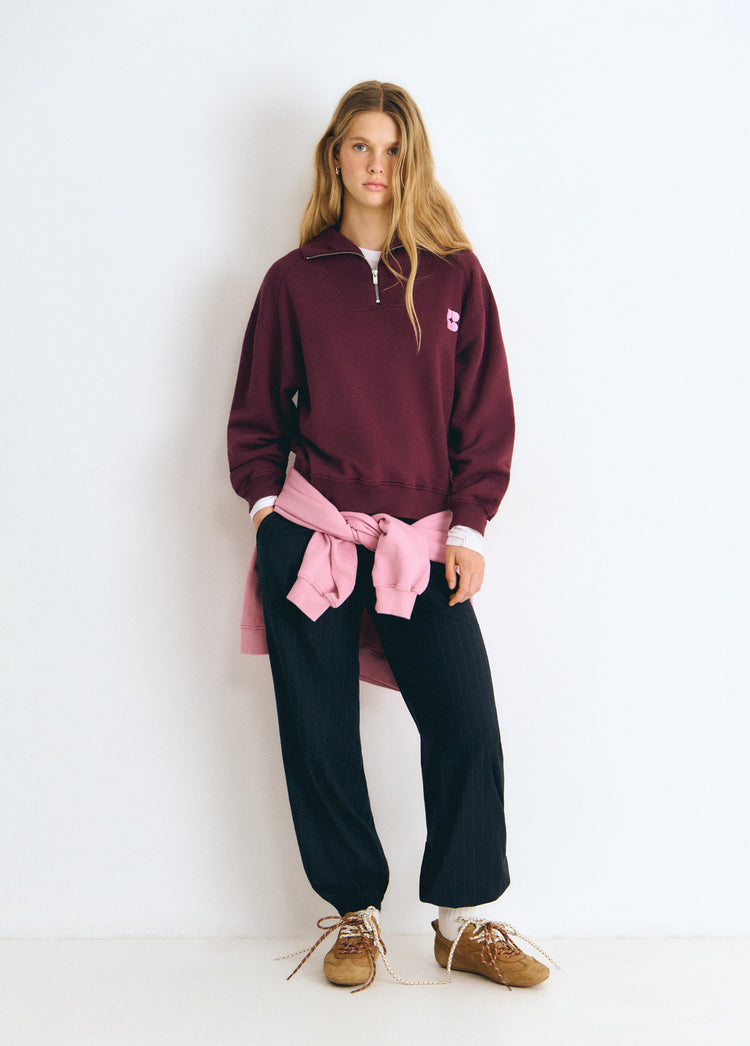 Sudadera de manga larga y cremallera en color granate oscuro con logo bordado en el pecho