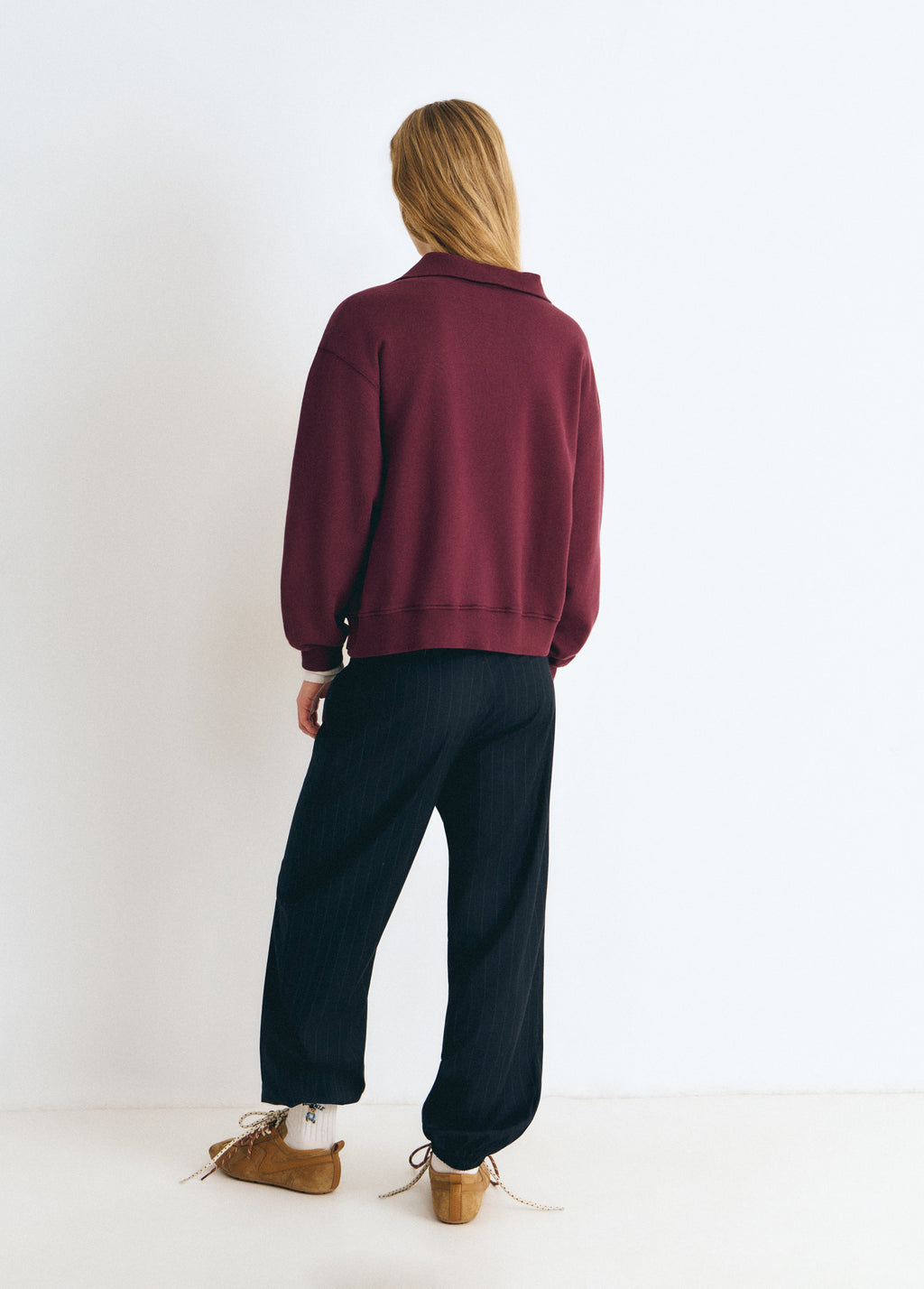 Sweatshirt com fecho e logótipo bordado