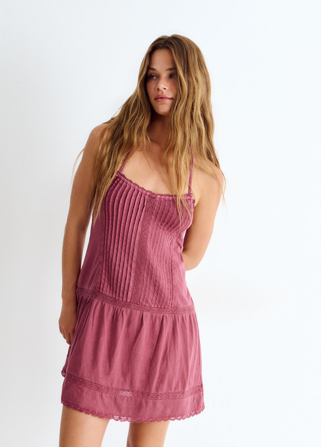 Robe plissée en dentelle