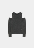 Jersey de cuello alto y hombros descubiertos en gris oscuro sobre modelo