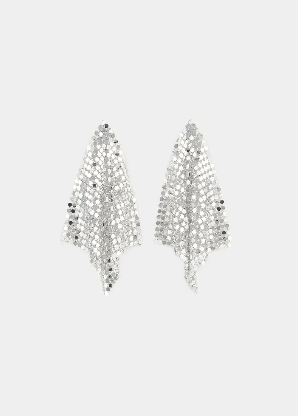 Pendientes de malla metálica en forma de rombo de color plata lucidos sobre modelo