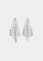 Pendientes de malla metálica en forma de rombo de color plata lucidos sobre modelo