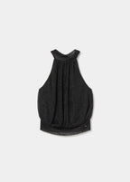 Top halter de brillo en negro sobre modelo con los brazos cruzados