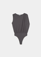 Top de cupro antracita de hombros caídos sobre modelo con detalle de cuello y tiras metálicas