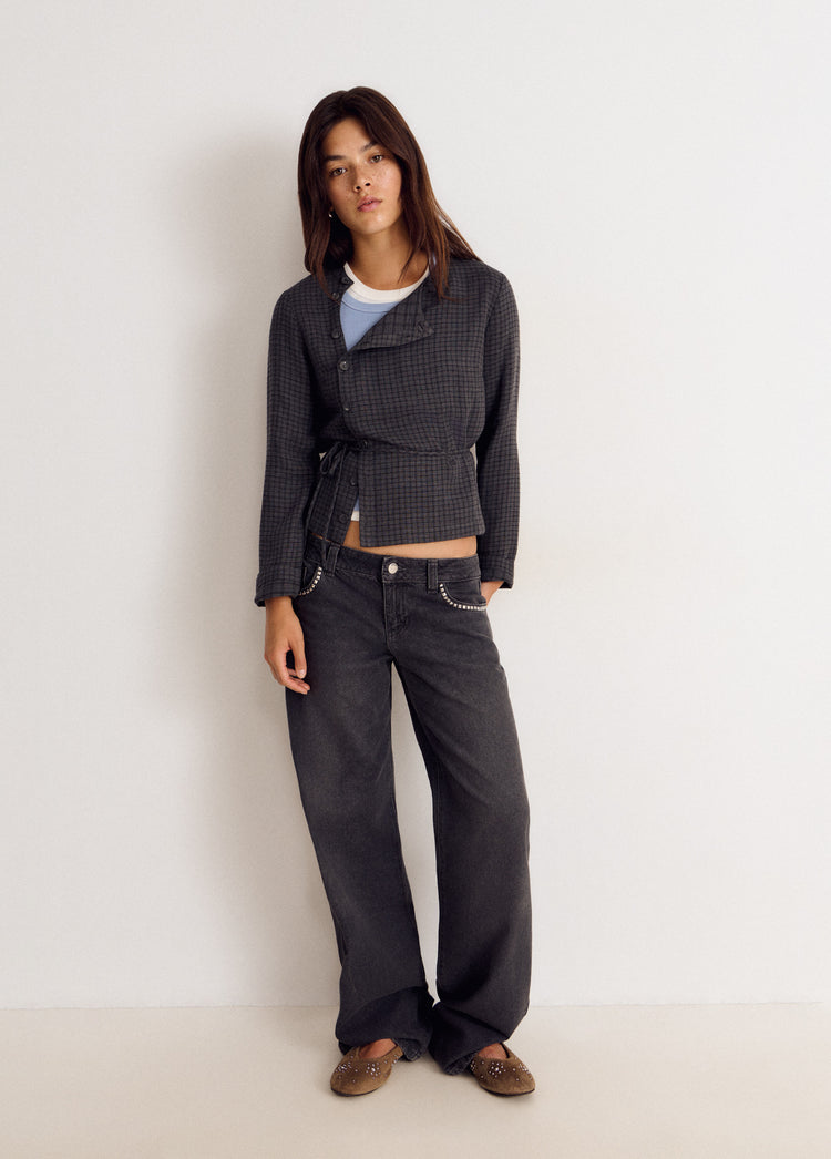 Blusa de cuadros en gris con detalle de botones vista de cuerpo entero