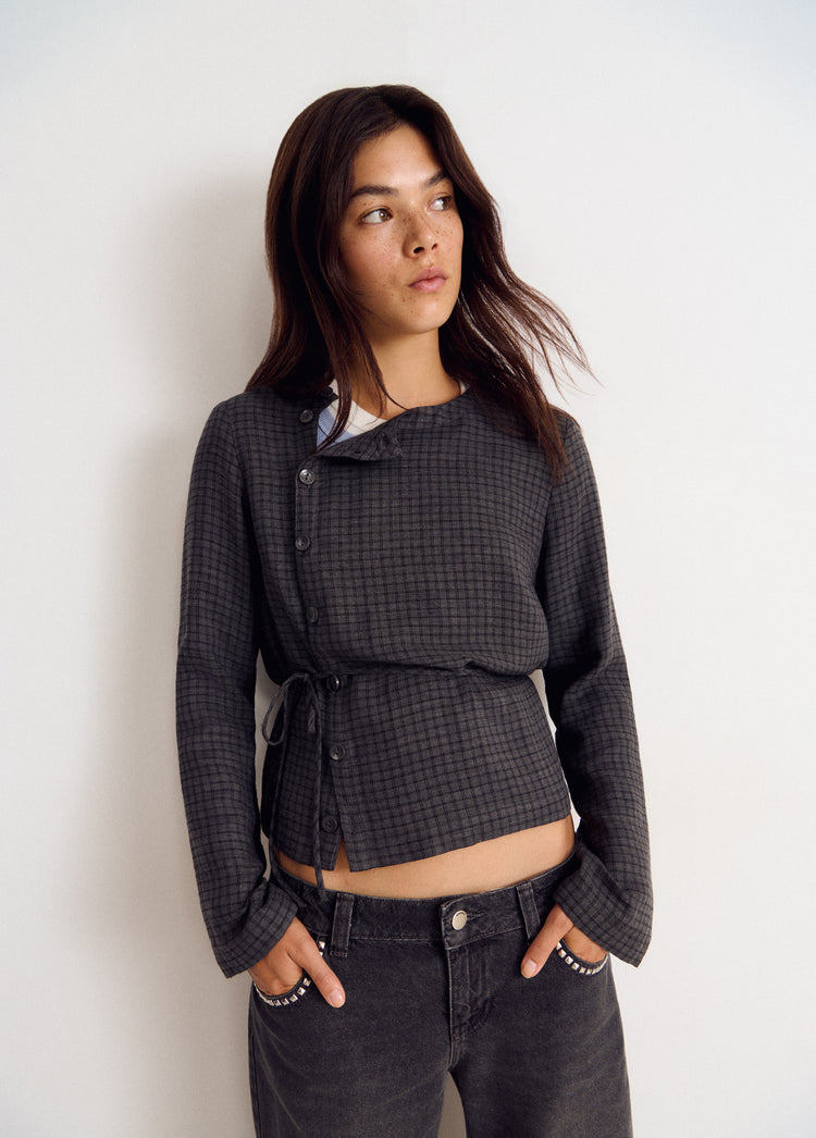 Blusa de cuadros en gris con cierre frontal de botones y detalle de cordón a la cintura