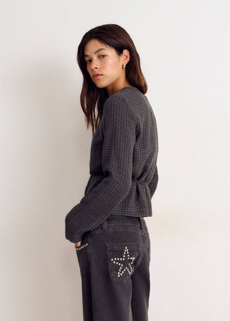Blusa de cuadros en gris vista de perfil con detalle de botones