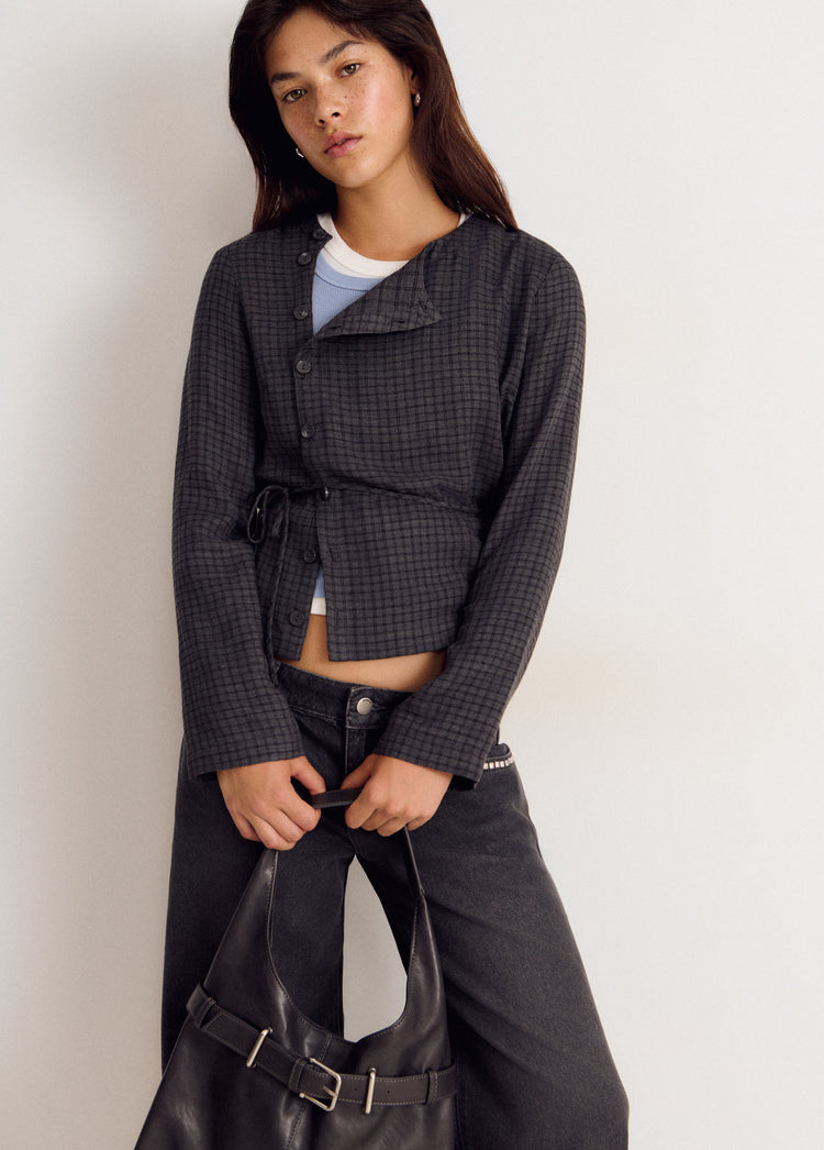 Blusa de cuadros en gris con detalle de botones y corte corto
