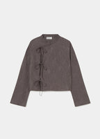 Blusa de jacquard marrón con lazos decorativos vista de frente