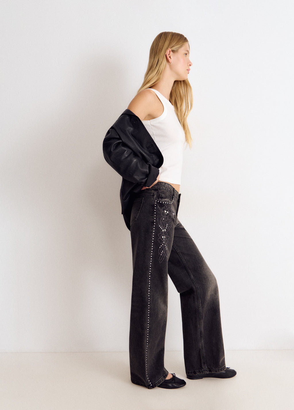 Low-rise jeans with floral studs