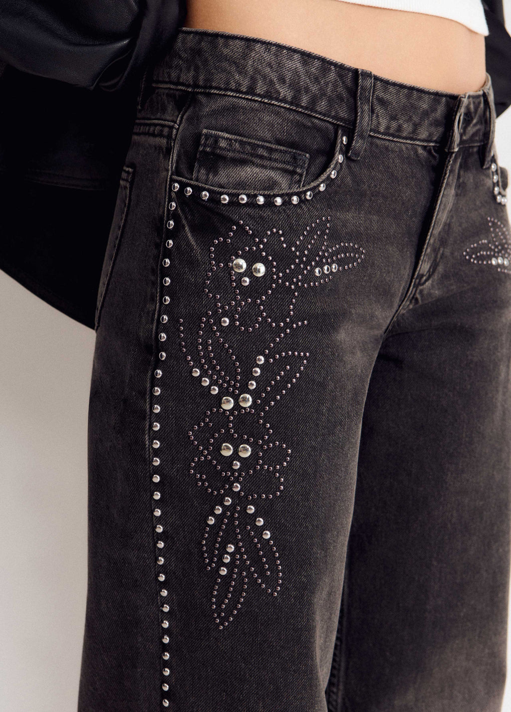 Low-rise jeans with floral studs