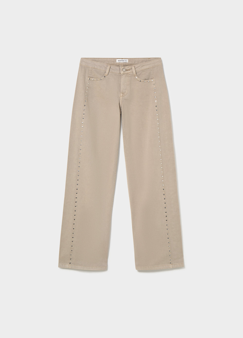 Pantalón recto de color arena con tachas decorativas sobre modelo