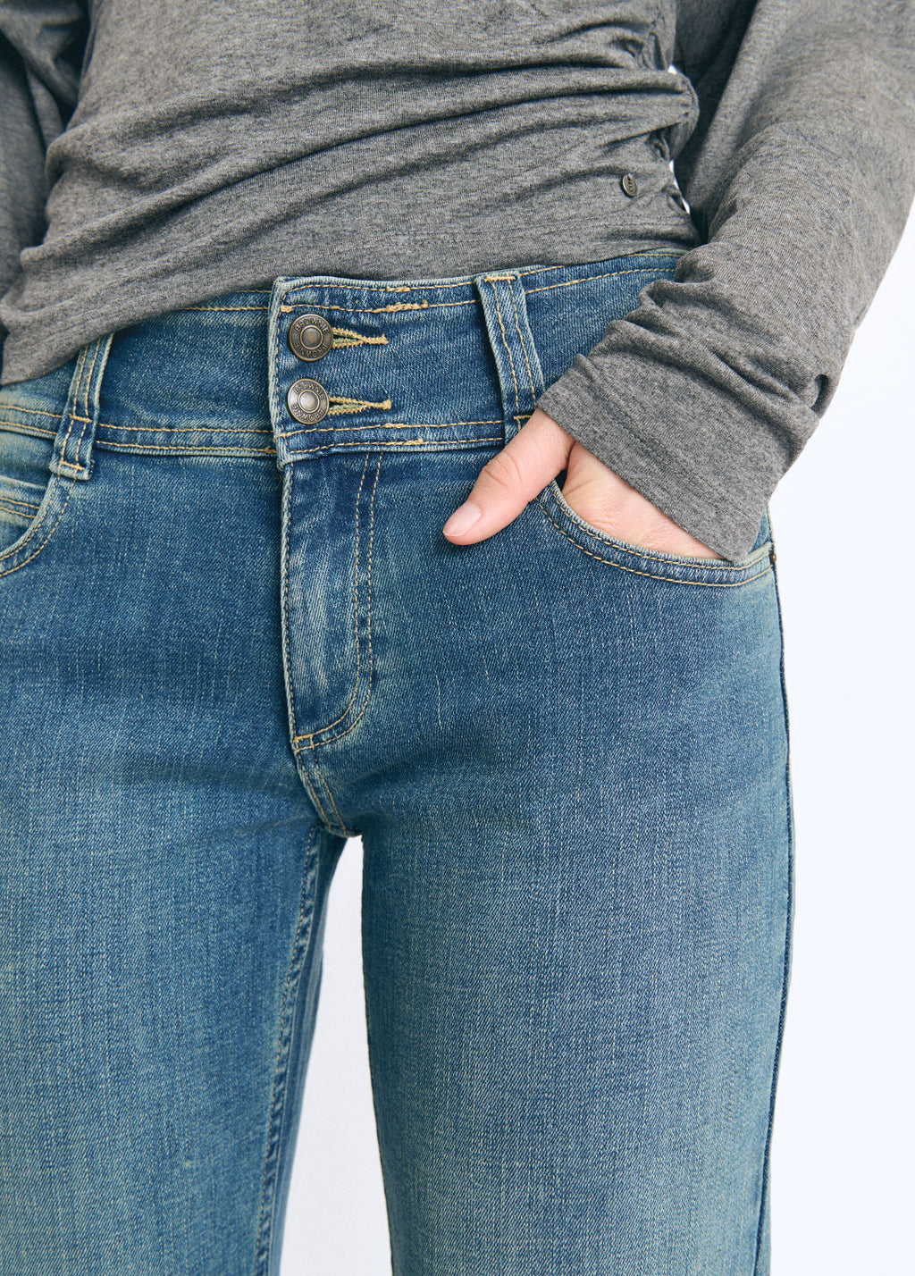 Jeans dritti con chiusura a bottoni