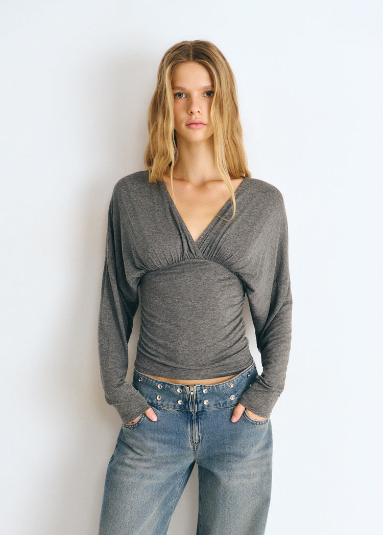 Camiseta entallada de manga larga en gris vigore con escote en V y detalle de pliegues en el pecho