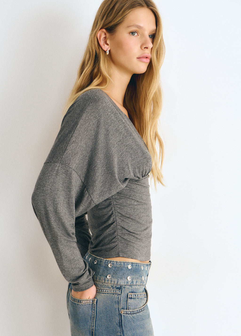 Tailliertes T-Shirt mit Taillenausschnitt