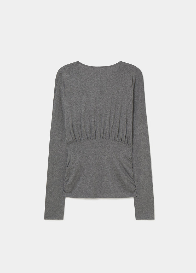 Camiseta entallada de gris vigore con el detalle de la espalda y el bajo recogido en vista trasera.