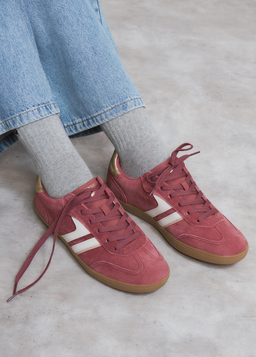 Sneaker mit Logo-Einsätzen