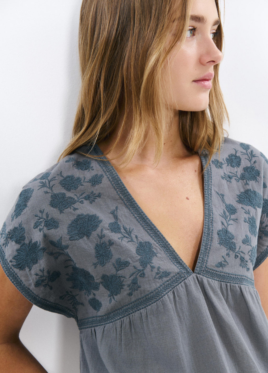 Bluse mit Stickerei am Ausschnitt