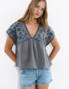 Bluse mit Stickerei am Ausschnitt