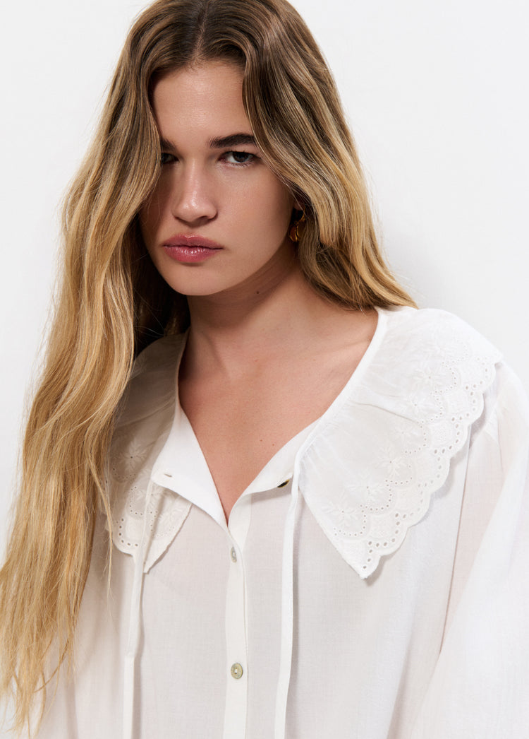 Blusa ricamata con fiocco