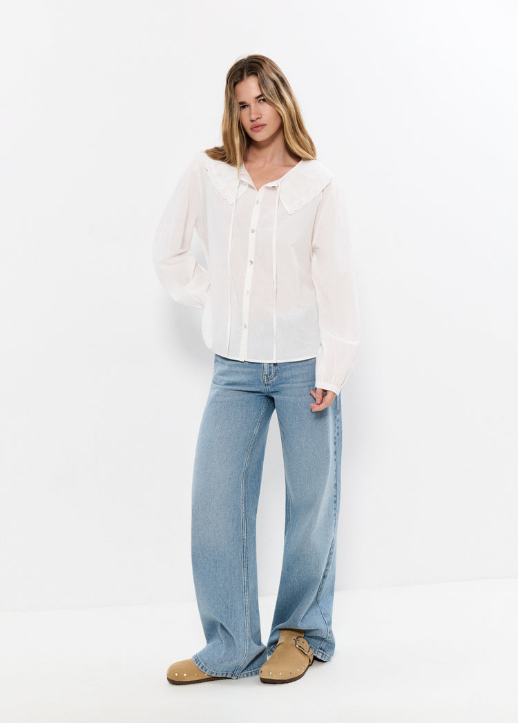 Blusa ricamata con fiocco