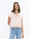 Blusa com rendas semitransparentes