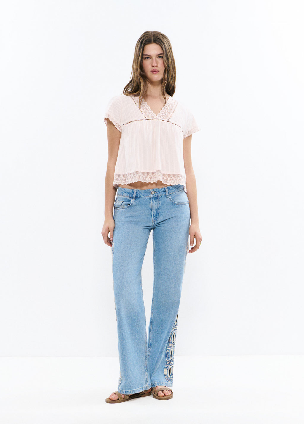 Blusa com rendas semitransparentes