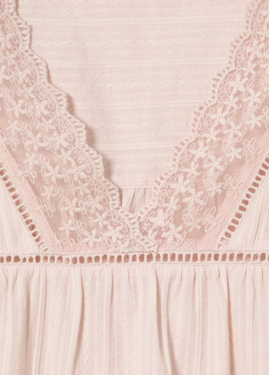 Blusa com rendas semitransparentes