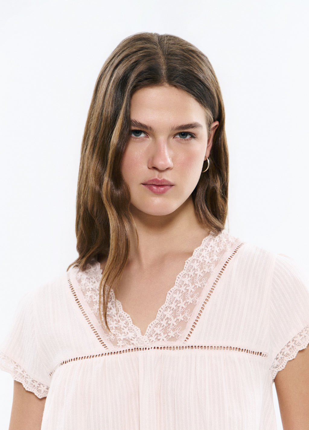 Blusa com rendas semitransparentes