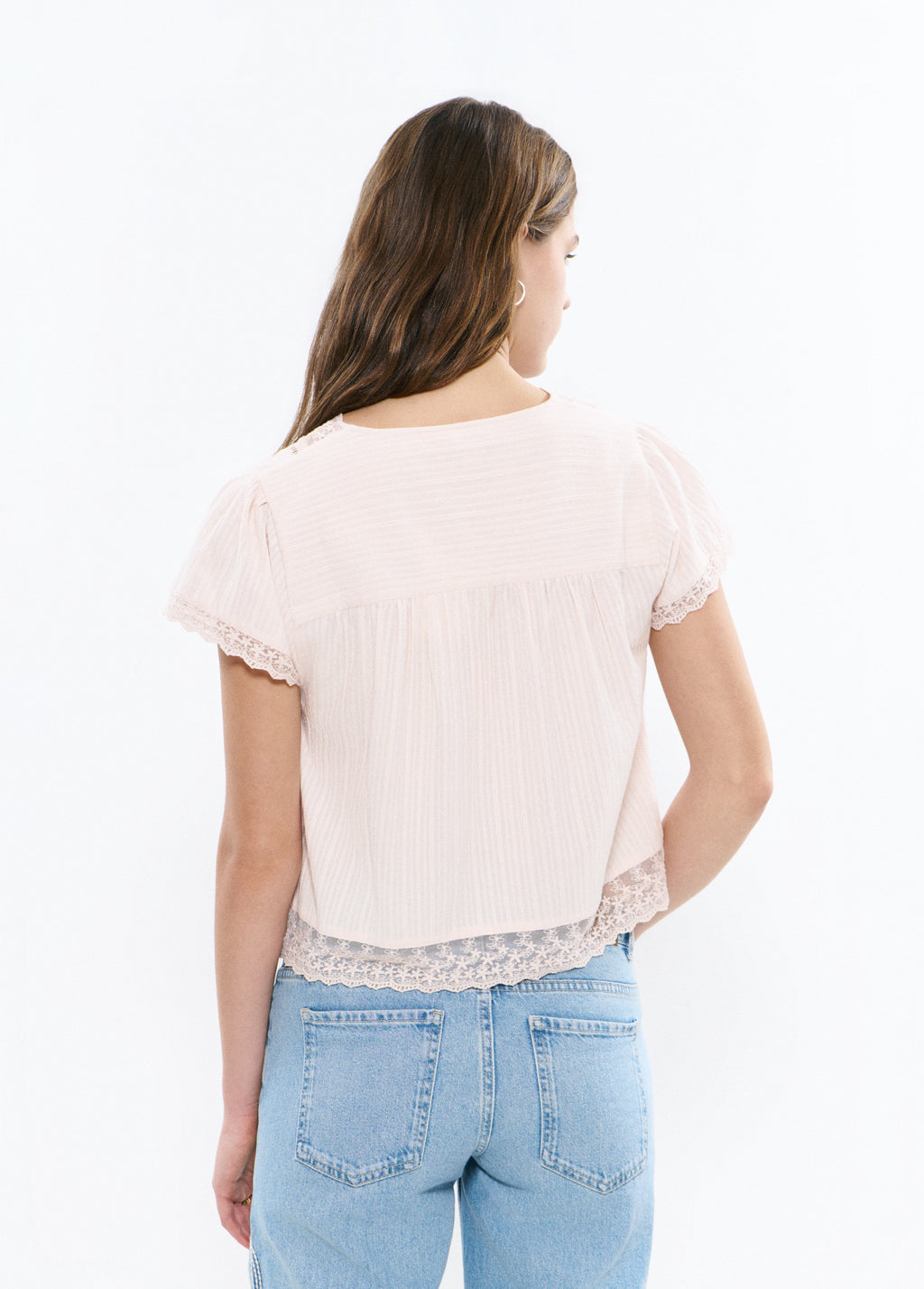 Blusa com rendas semitransparentes