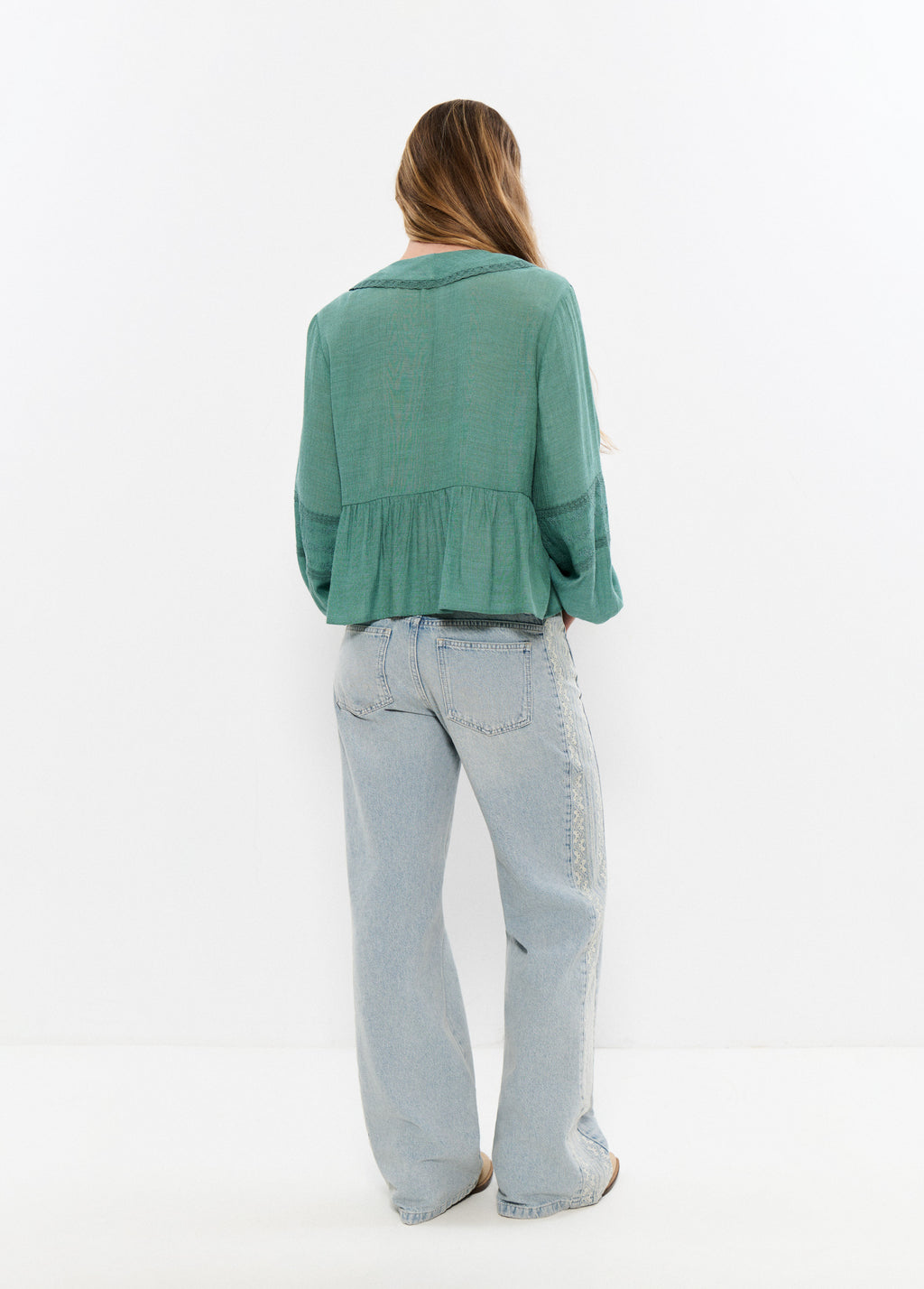 Blouse met volant en borduursels
